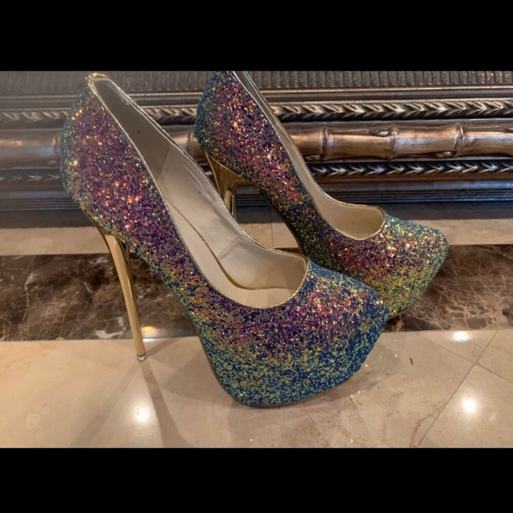 New glitter sexy heels size 39 seems more like 8.5